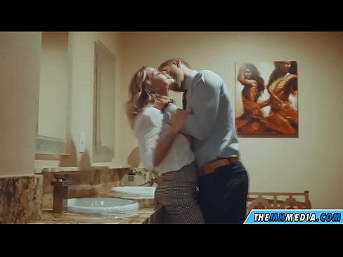 ❤️ Pe a faaosoosoina oe e se blonde busty i totonu o se faletaele lautele ❌ Rusia porn ❌